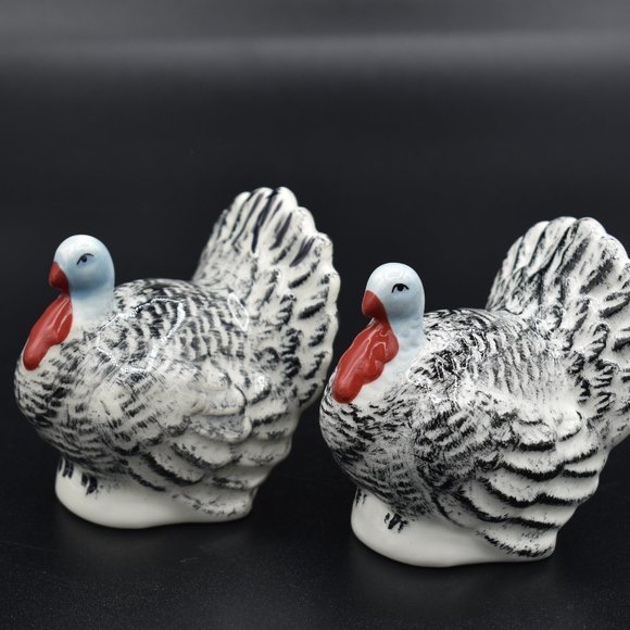 Holiday Salt and Pepper shakers 2 sets - Picture 1 of 6